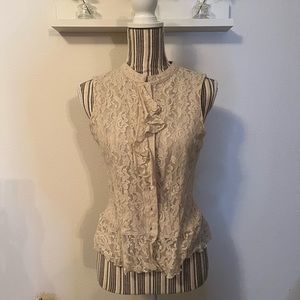 Lace button up sleeveless top. Tag says L. Fits like a S/M.❤️